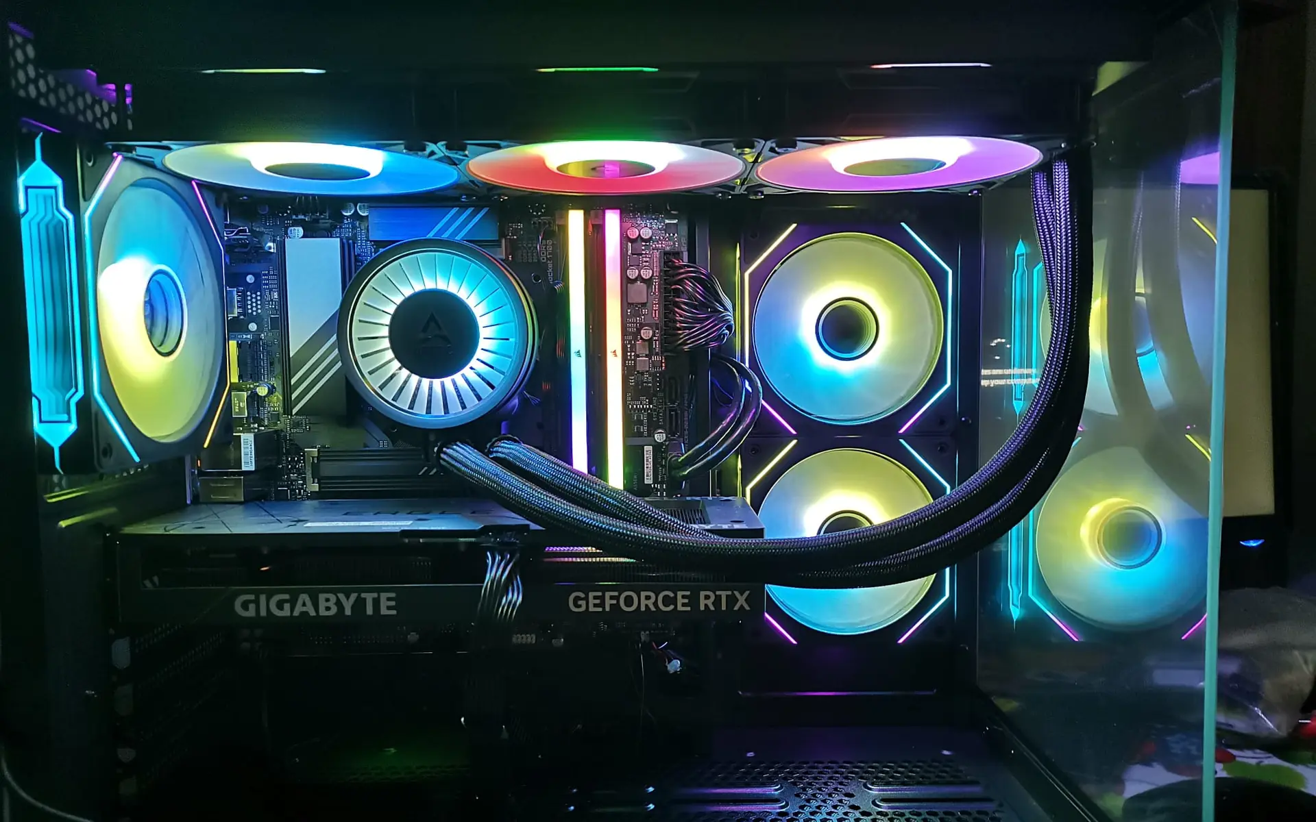 Calculator asamblat la comandă în atelierul TechTeam din Pitești: interiorul carcasei cu răcire pe lichid, radiator cu trei ventilatoare iluminate și placă video GIGABYTE GeForce RTX