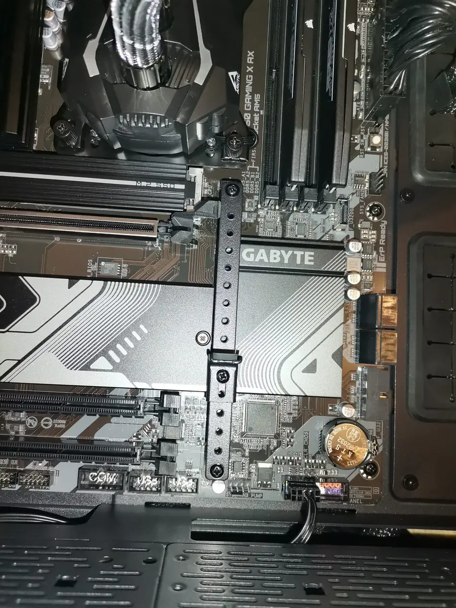 Placă de bază GIGABYTE cu răcitor AQIRYS montat pe procesor, fotografiată în timpul asamblării la TechTeam Pitești