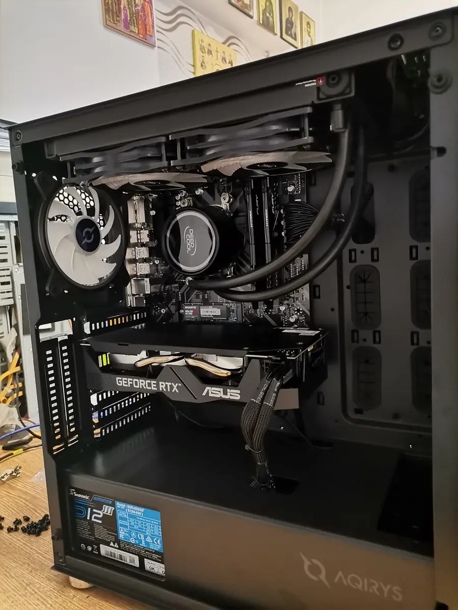 Carcasă AQIRYS neagră cu placă video ASUS GeForce RTX și răcire cu lichid pe procesor, asamblată la TechTeam Pitești