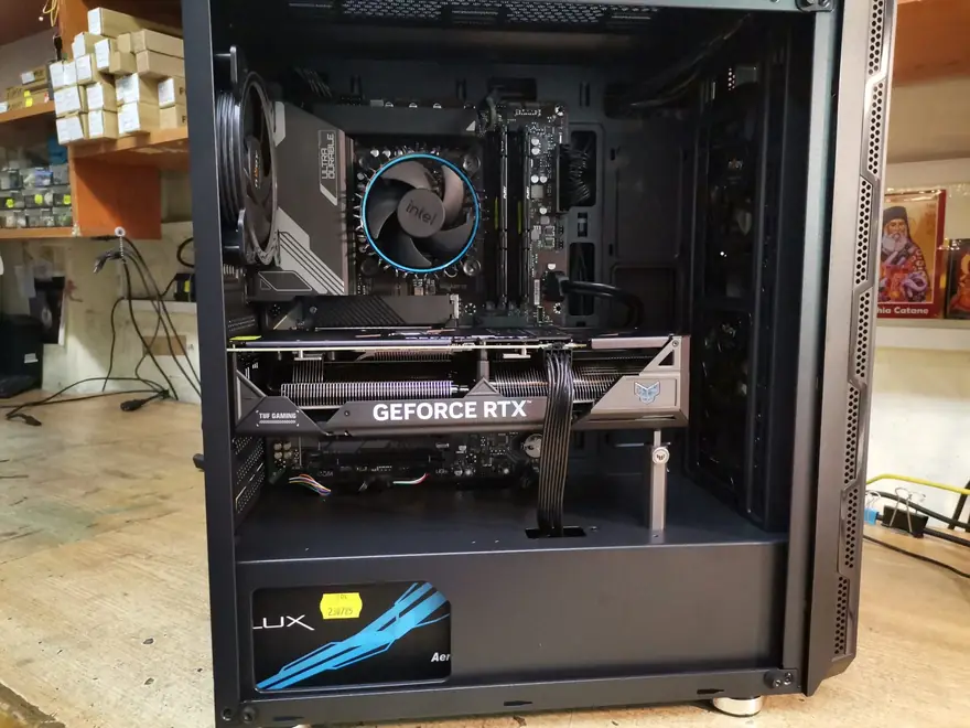 Calculator asamblat la TechTeam Pitești, cu placă video GeForce RTX și răcire cu lichid, pe bancul de lucru din atelierul din Calea București