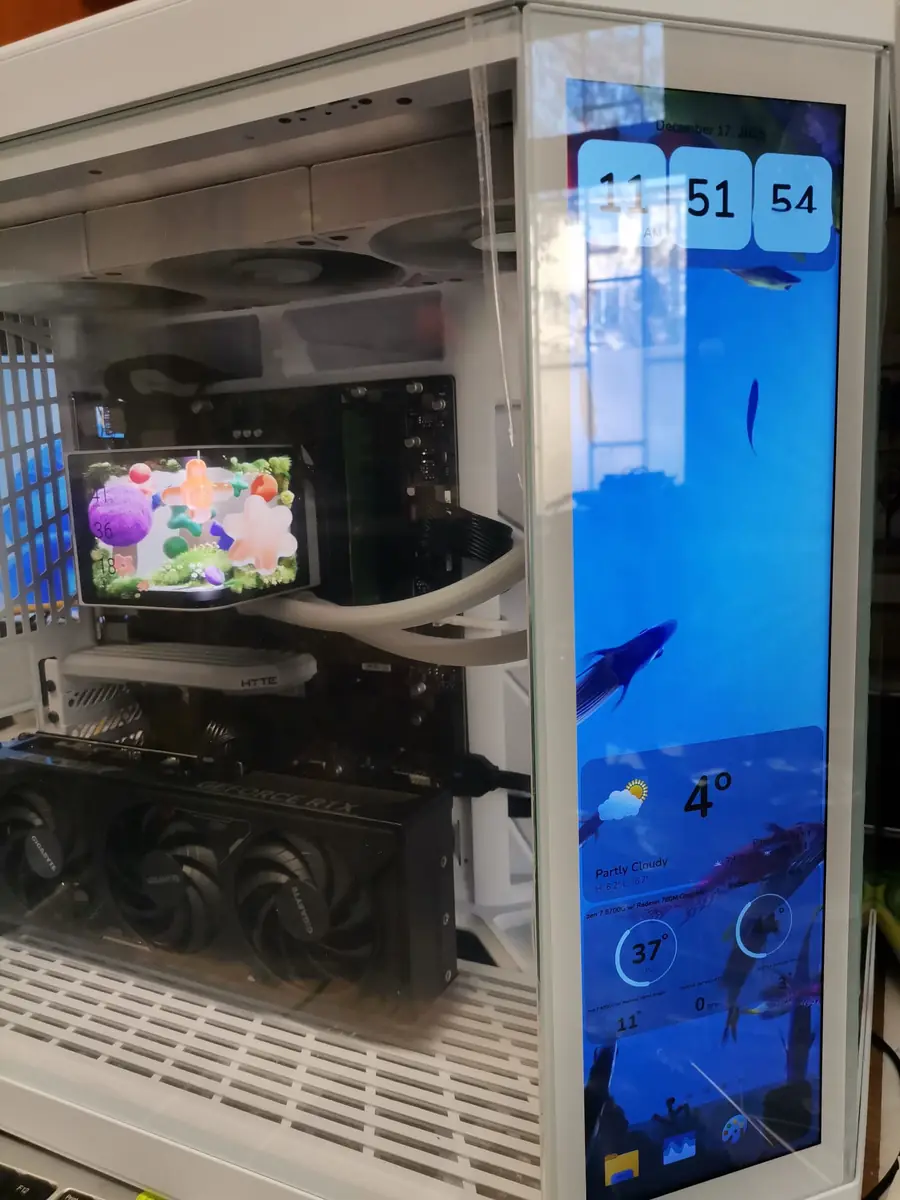 Calculator asamblat la TechTeam Pitești, cu ecran care afișează temperaturile procesorului și ale plăcii video