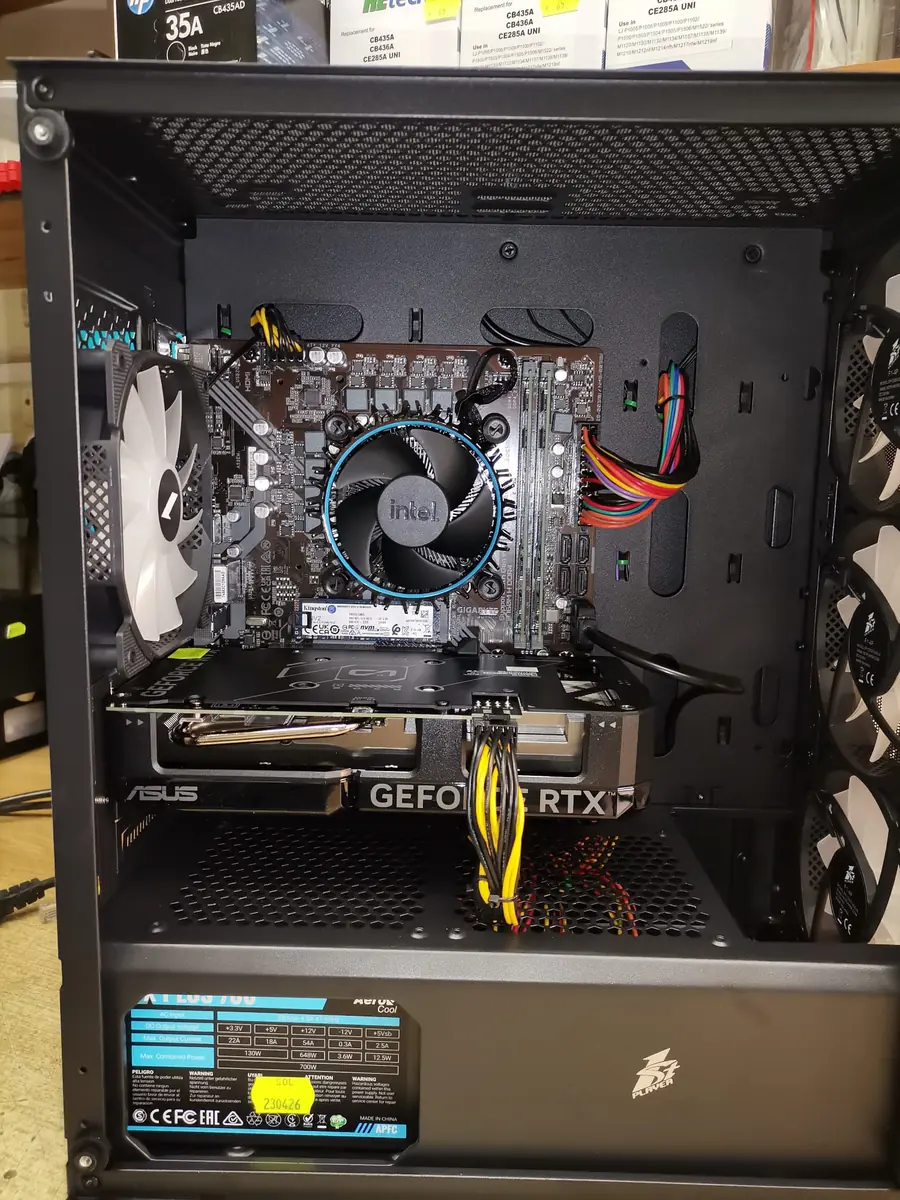 Interiorul unui calculator asamblat la TechTeam Pitești, cu placă video ASUS GeForce RTX și cooler de procesor cu aer