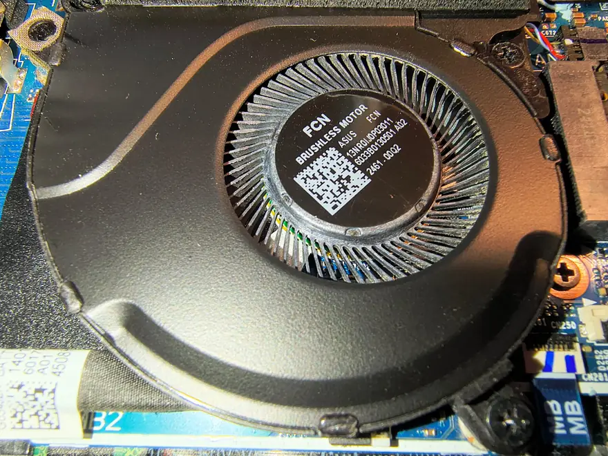 Ventilator de laptop demontat pentru curățare în service-ul TechTeam Pitești